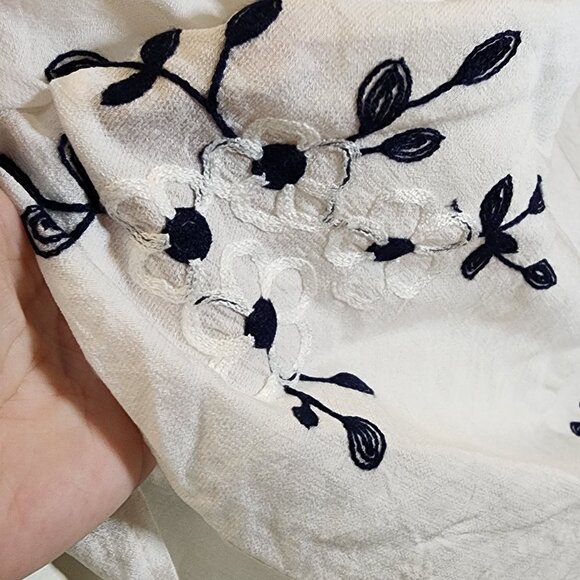 Gorgeous Women's XL Anthropologie Kindred Embroidered White Blue Cotton top - Picture 7 of 16